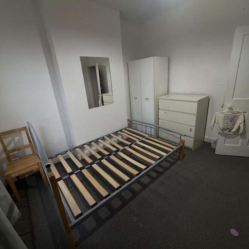 Room Hazelwood Road in Nottingham