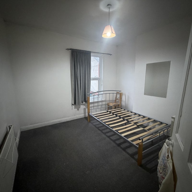 Room Hazelwood Road in Nottingham