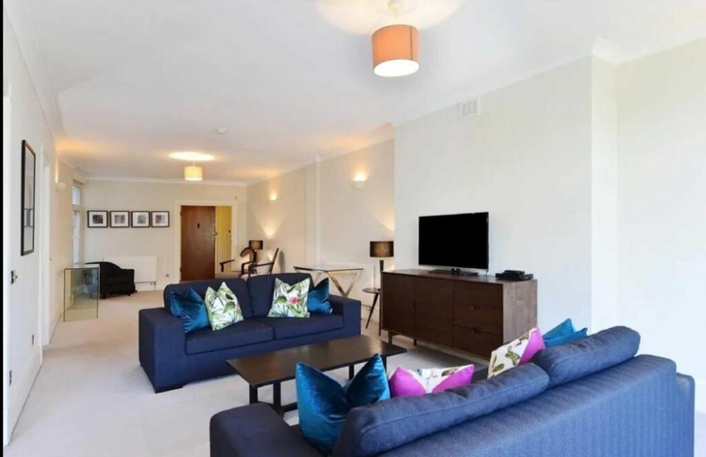 Flat Park Road in City of Westminster