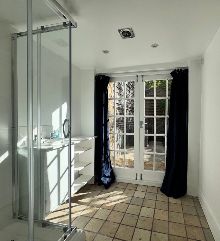 Room Battersea Rise in Greater London