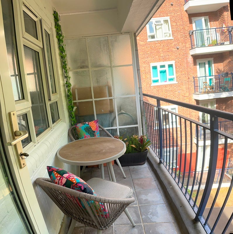 Room Edensor Gardens in Greater London