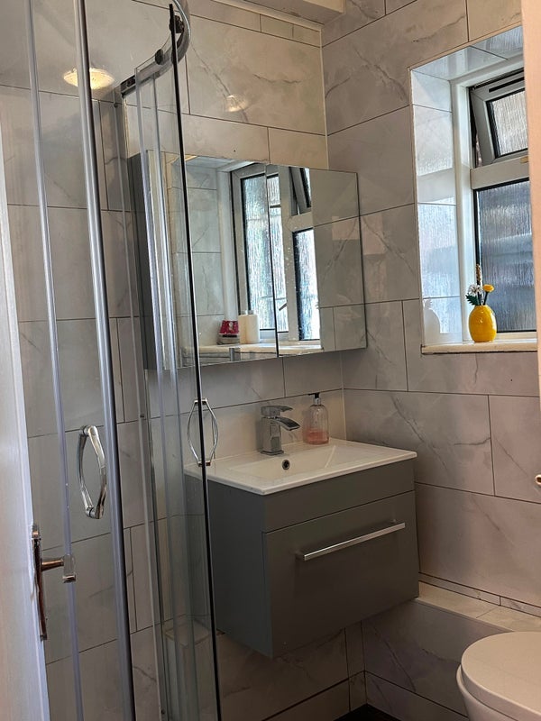 Room Edensor Gardens in Greater London