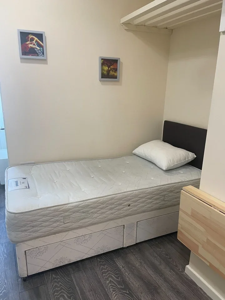 Flat Manor Drive in Greater London