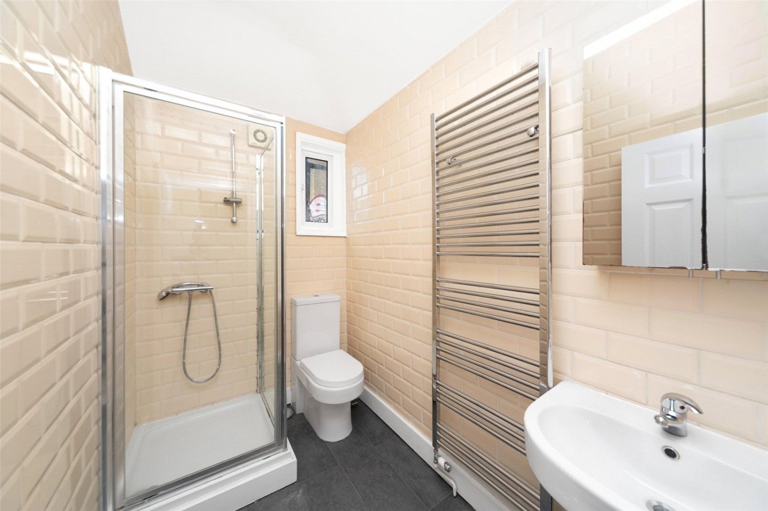 Flat Cambridge Heath Road in Greater London