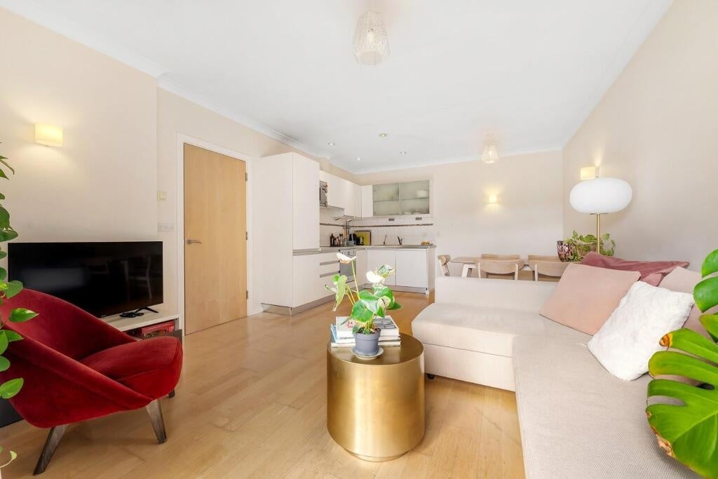 Flat Harberson Road in Greater London
