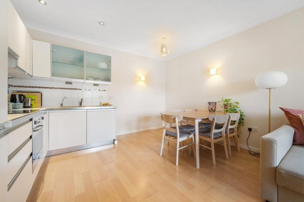 Flat Harberson Road in Greater London