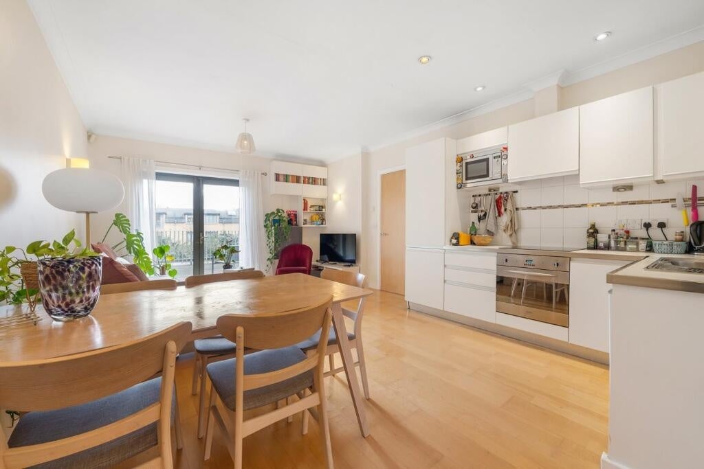 Flat Harberson Road in Greater London