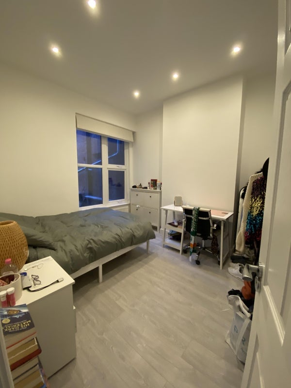 Room Tottenham Lane in Greater London