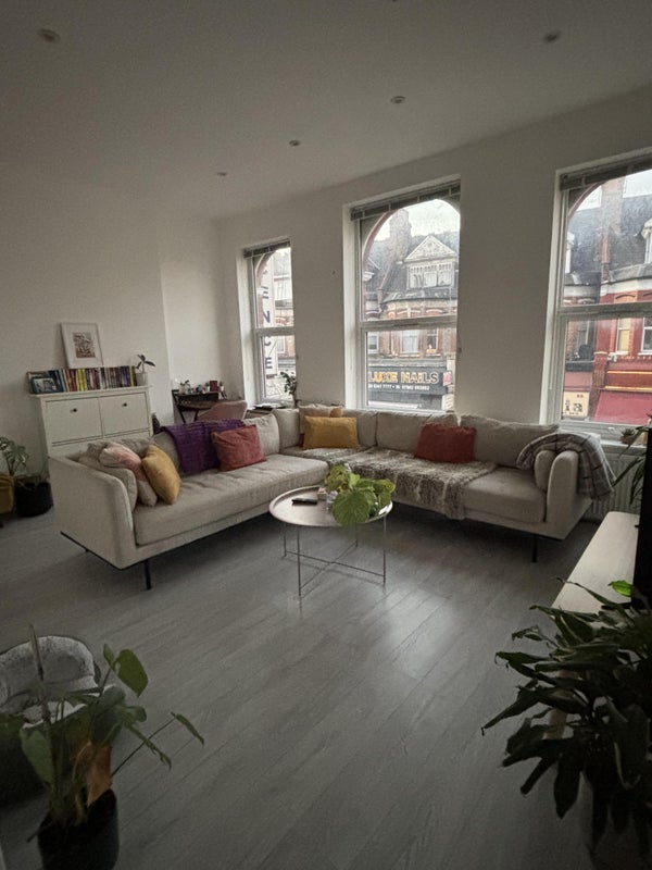 Room Tottenham Lane in Greater London