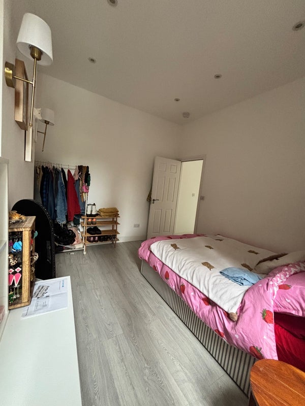 Room Tottenham Lane in Greater London