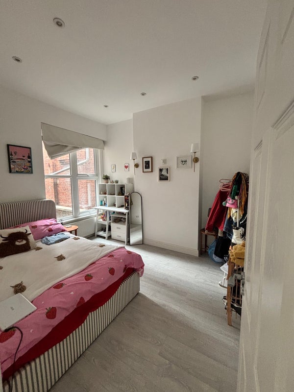 Room Tottenham Lane in Greater London