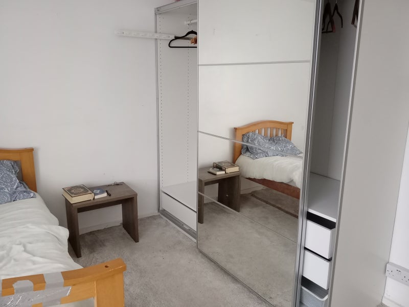 Room Yarmouth Crescent in Greater London
