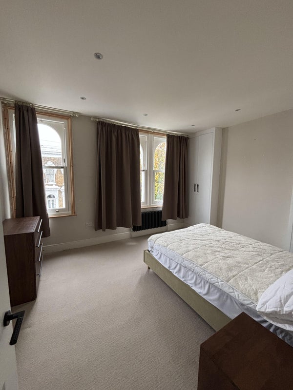 Room Strahan Road in Greater London