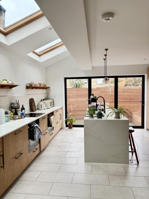 Room Strahan Road in Greater London