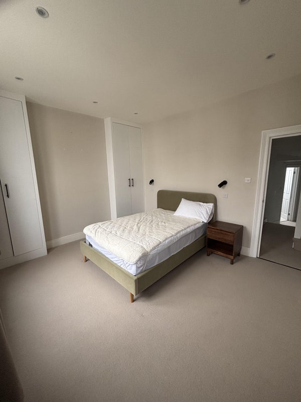 Room Strahan Road in Greater London