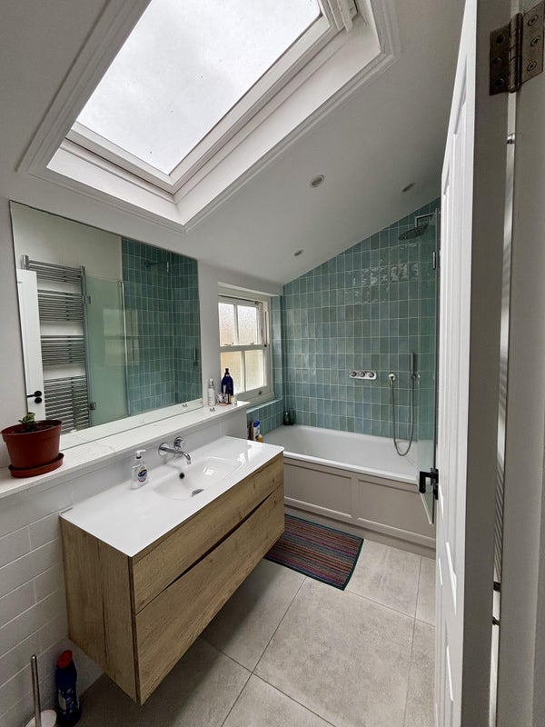 Room Strahan Road in Greater London