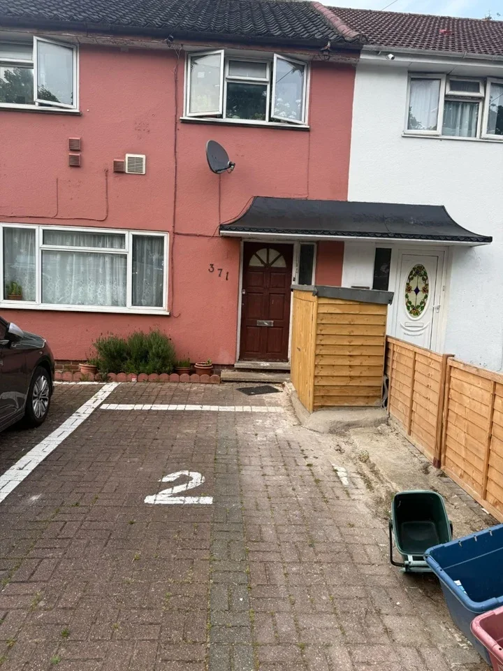 Flat Bath Road in Greater London