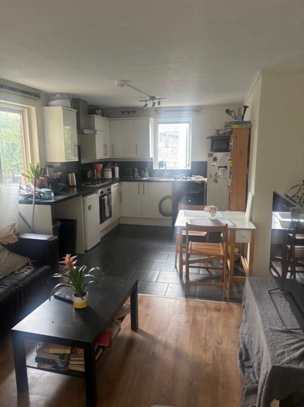 Flat Maysoule Road in Greater London