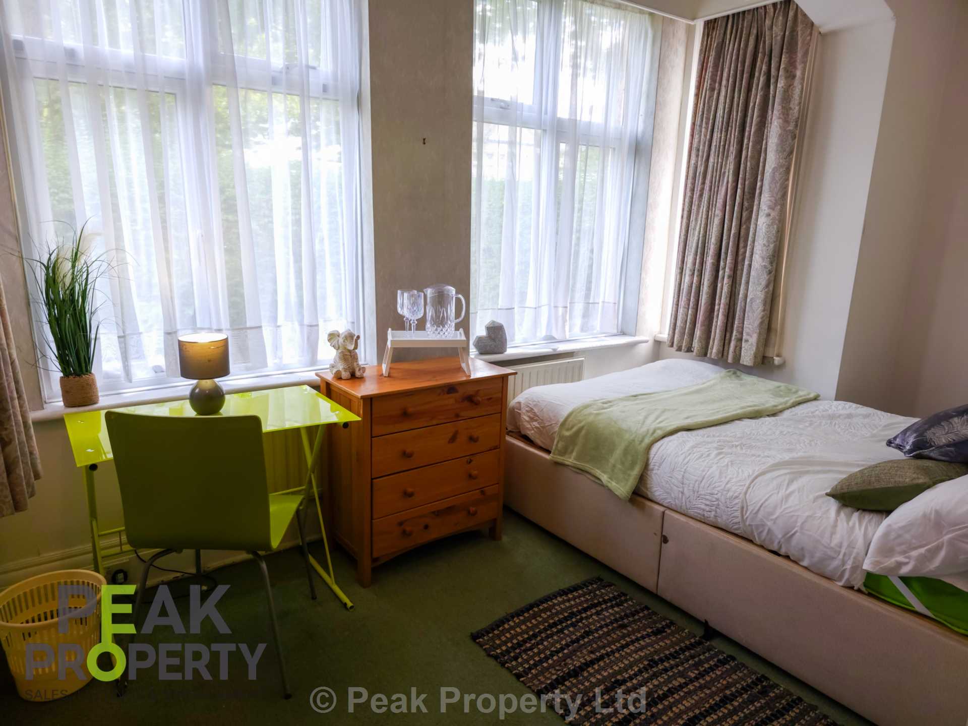 Room Canewdon Road in Southend-on-Sea