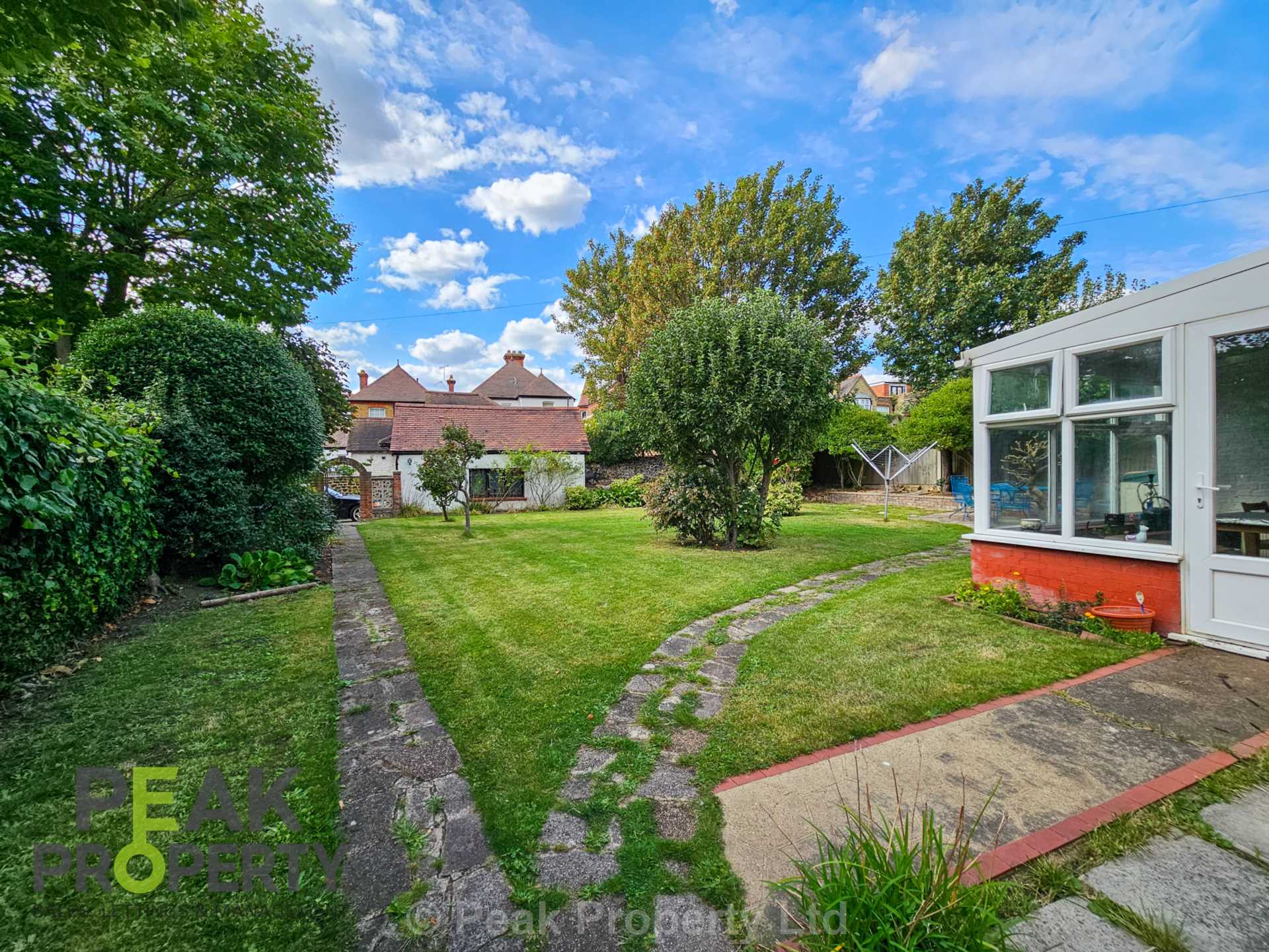 Room Canewdon Road in Southend-on-Sea
