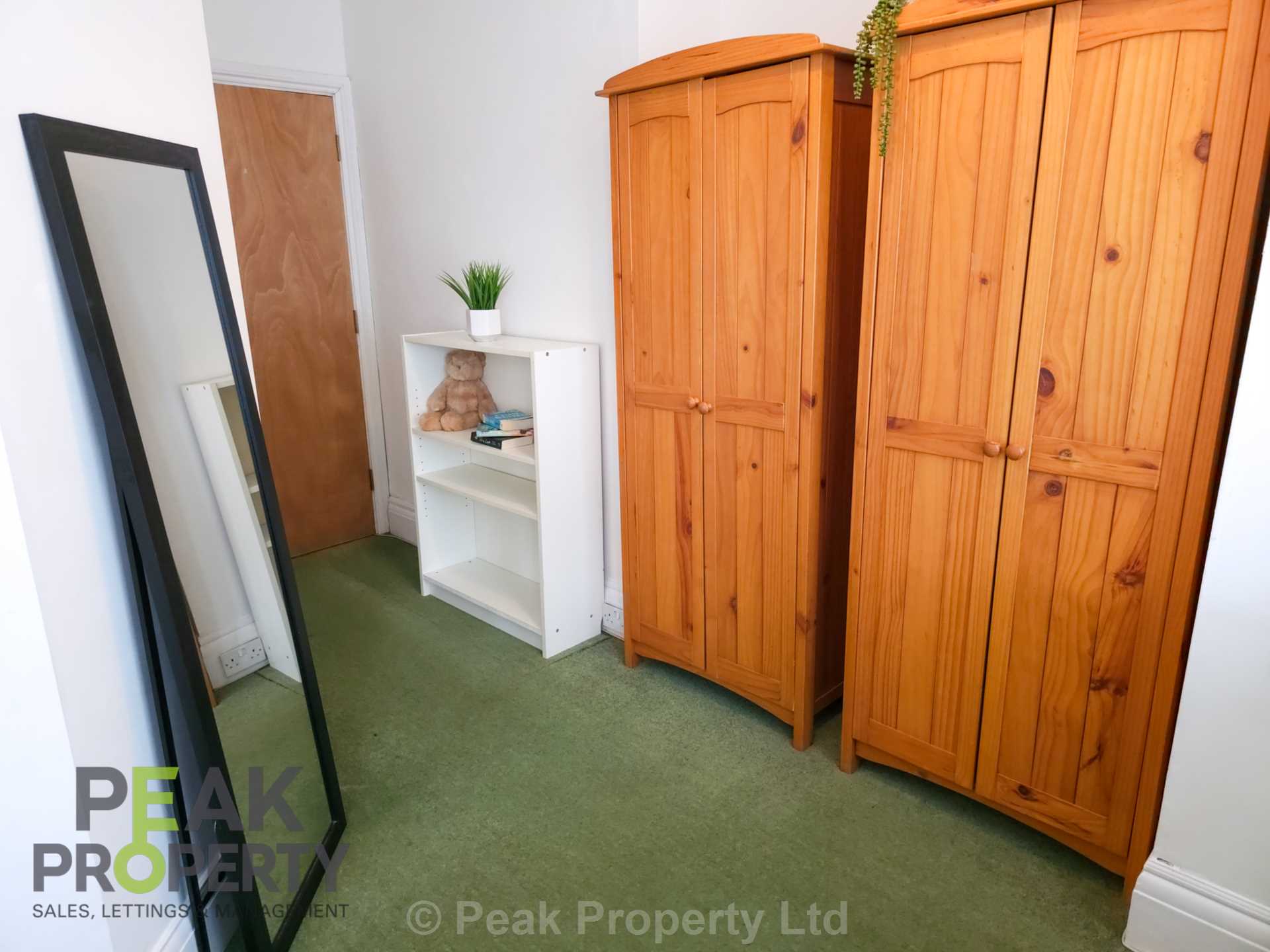 Room Canewdon Road in Southend-on-Sea
