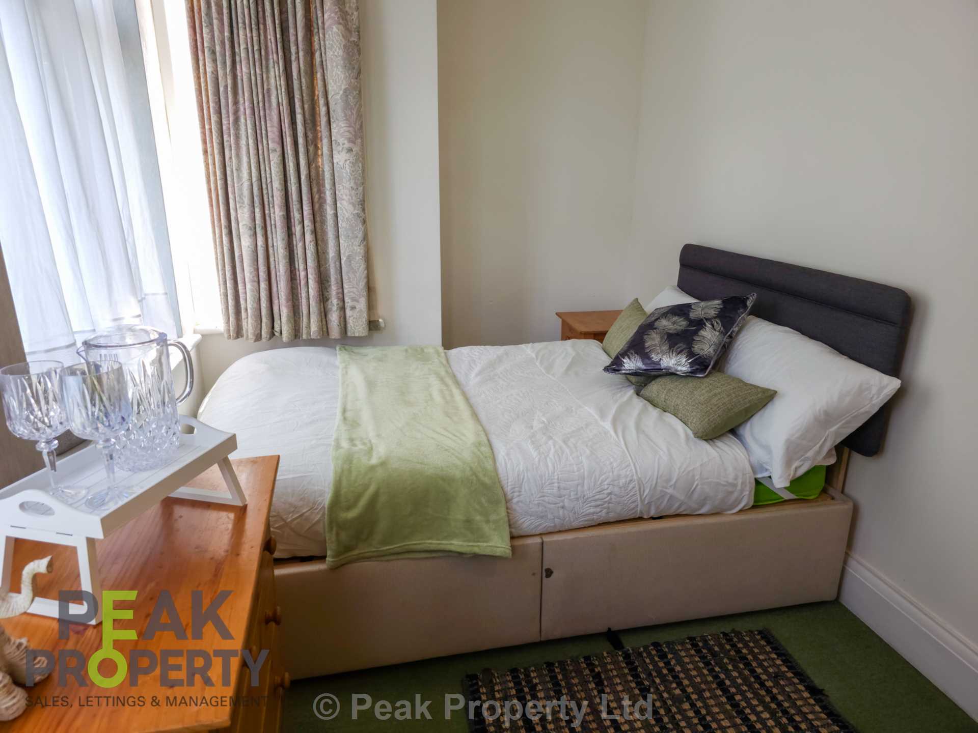 Room Canewdon Road in Southend-on-Sea