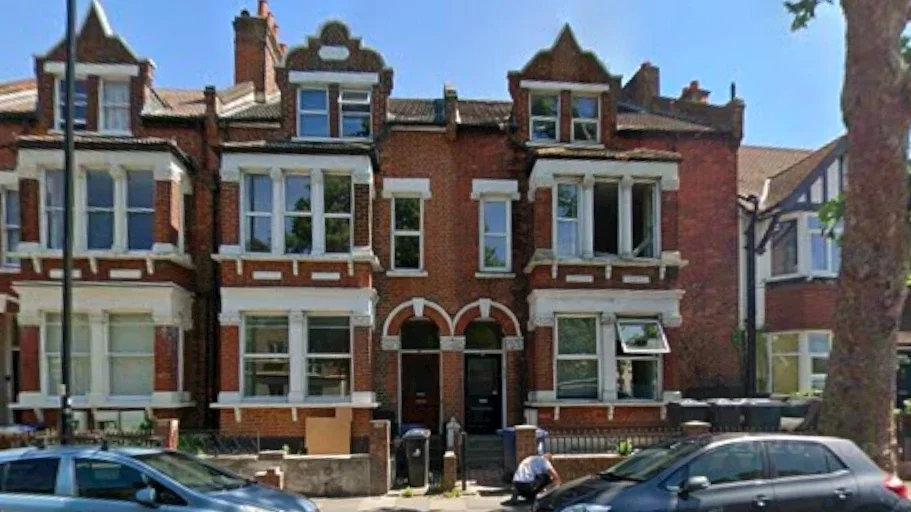 Flat Horn Lane in Greater London