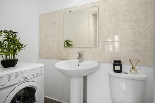 Room Cleveley Crescent in Greater London