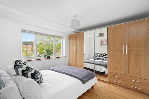 Room Cleveley Crescent in Greater London
