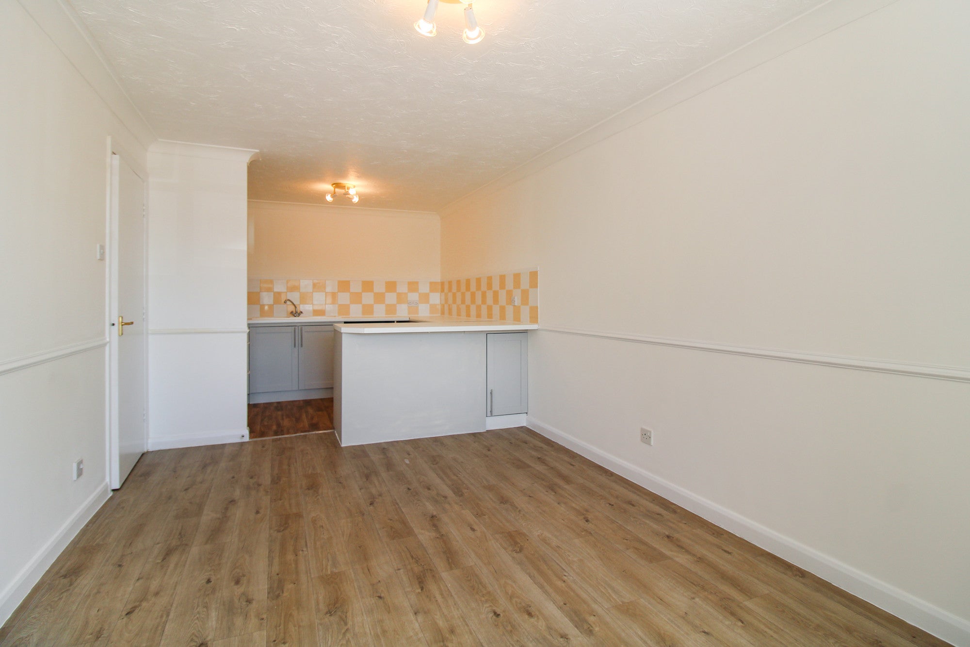 Flat Newport Road in Rushmoor