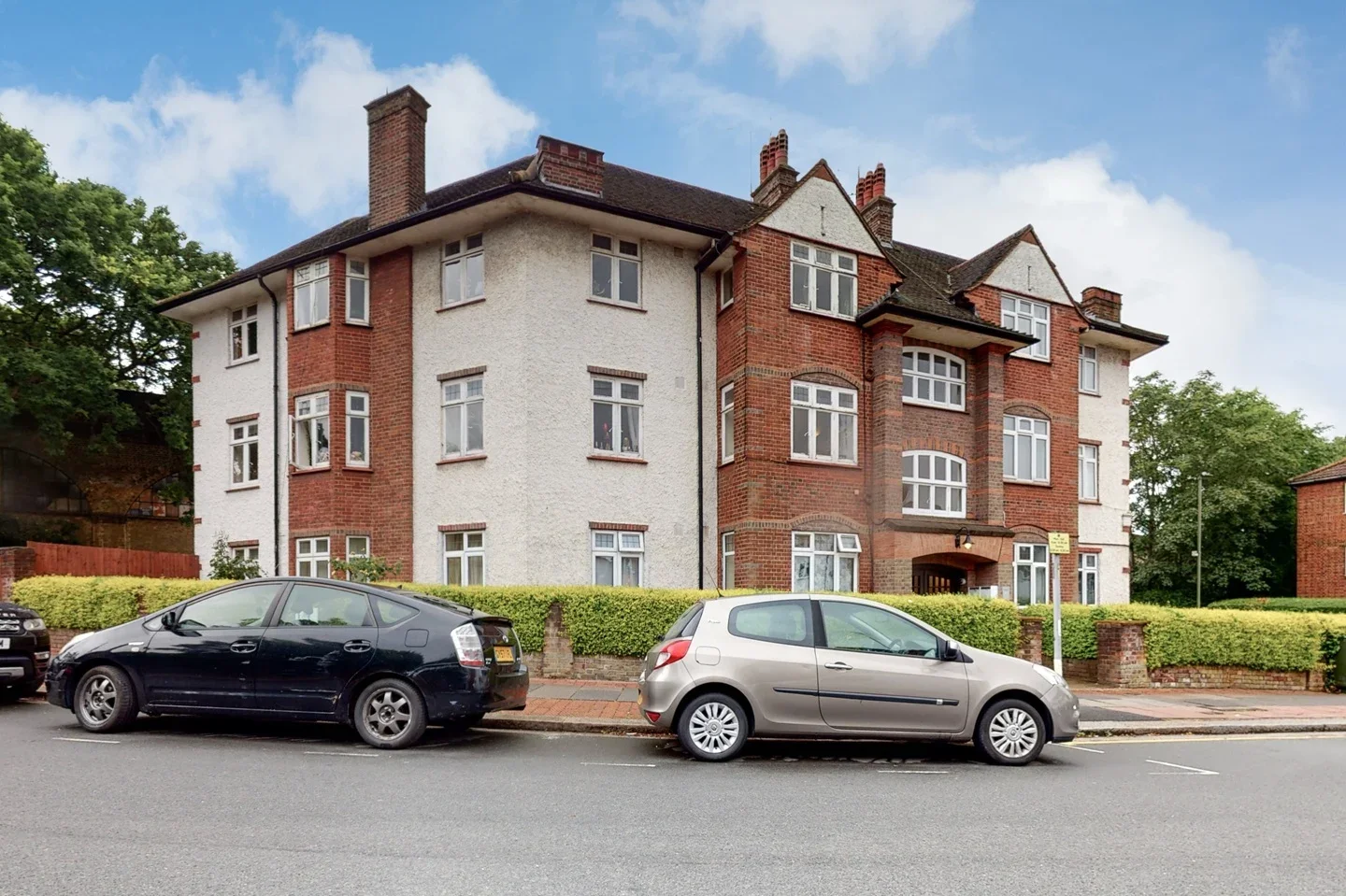 Flat Golders Green Crescent in Greater London