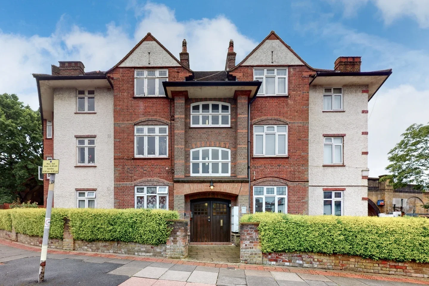 Flat Golders Green Crescent in Greater London