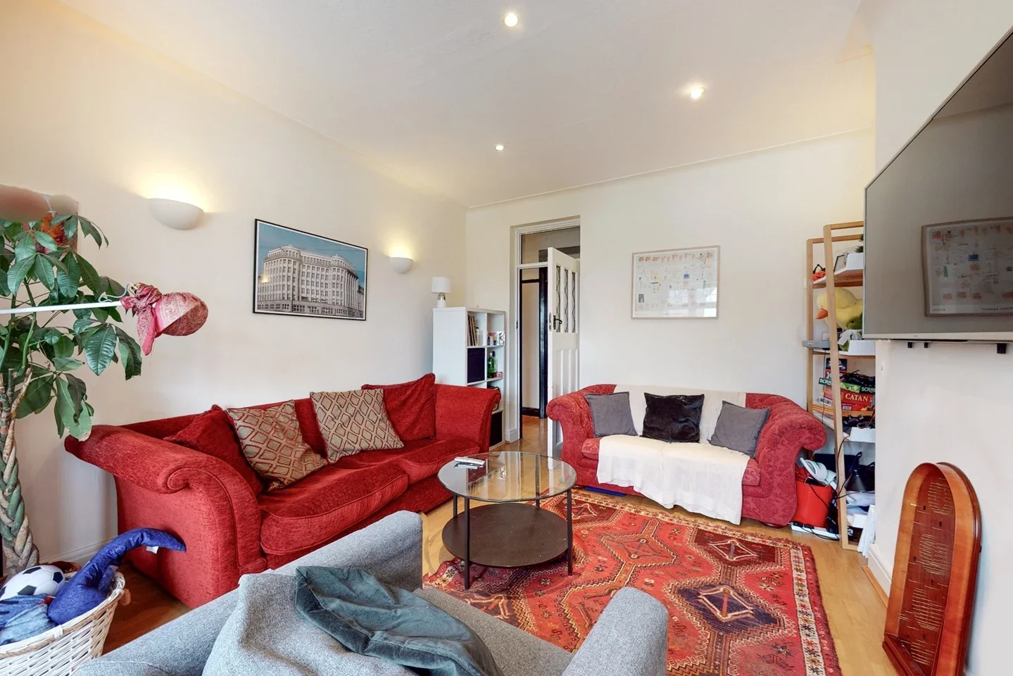 Flat Golders Green Crescent in Greater London