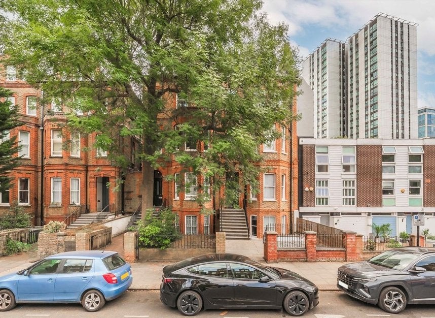 Flat Fellows Road in Greater London