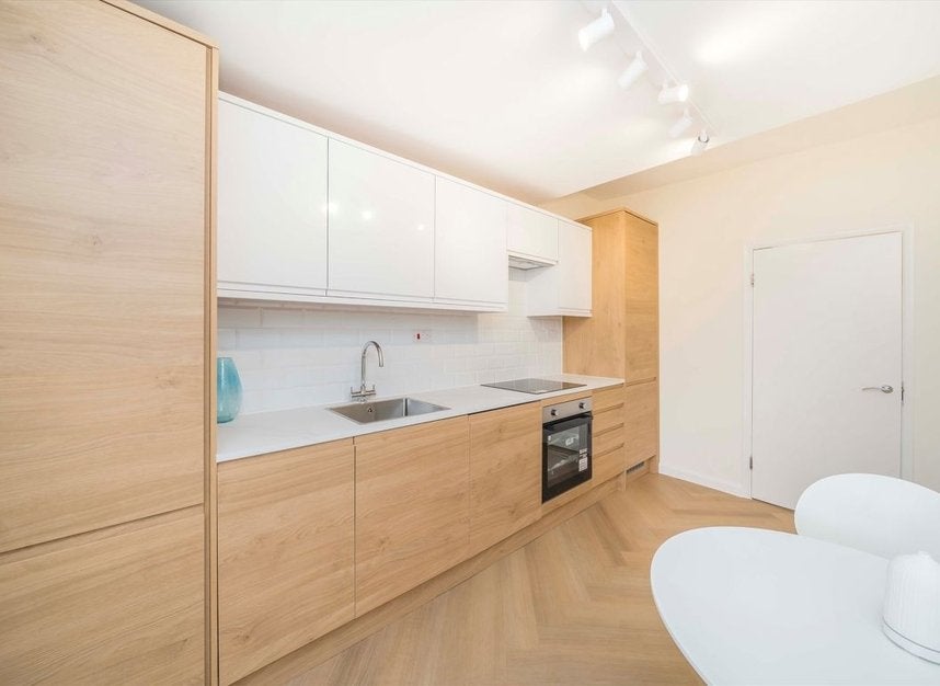 Flat Fellows Road in Greater London