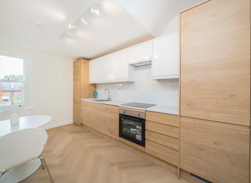 Flat Fellows Road in Greater London