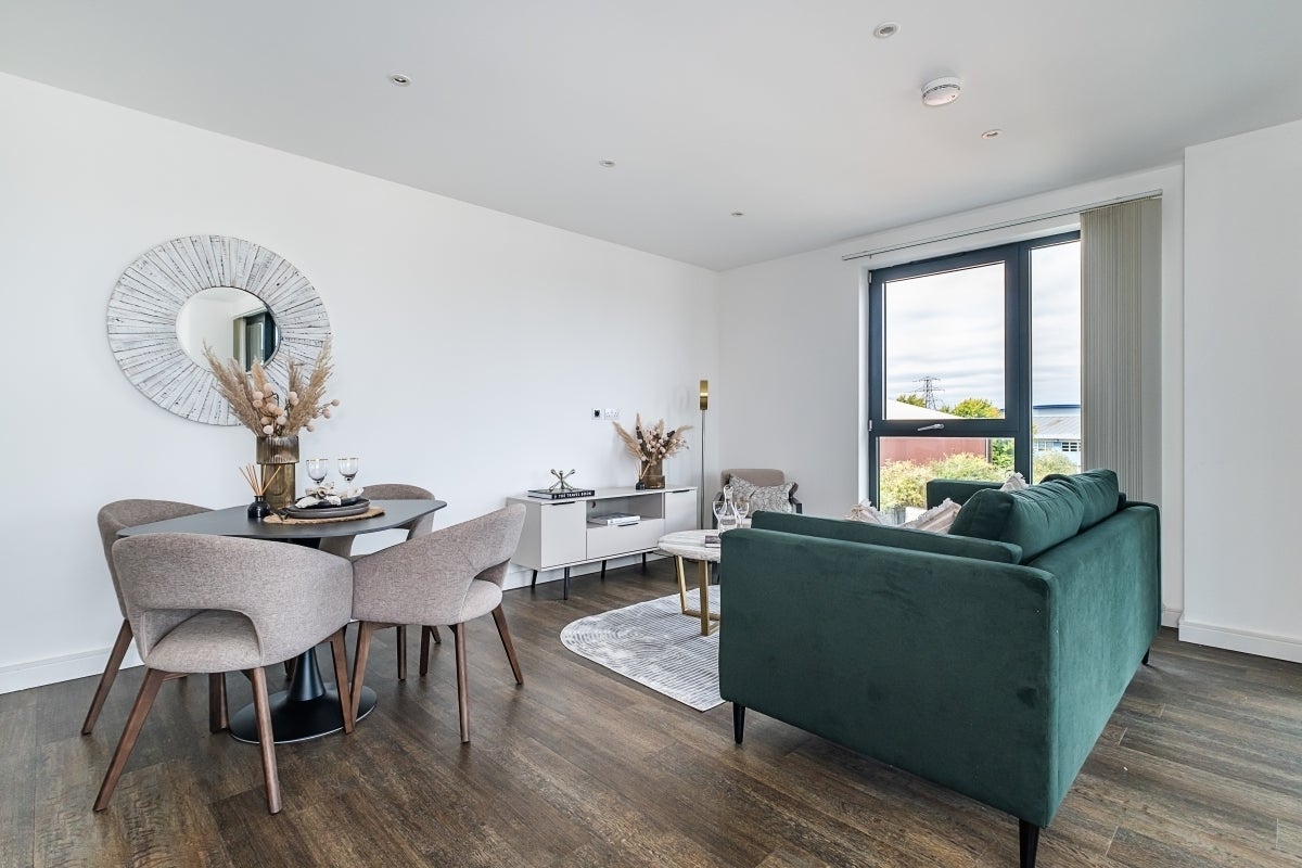 Flat Grafton Road in Greater London