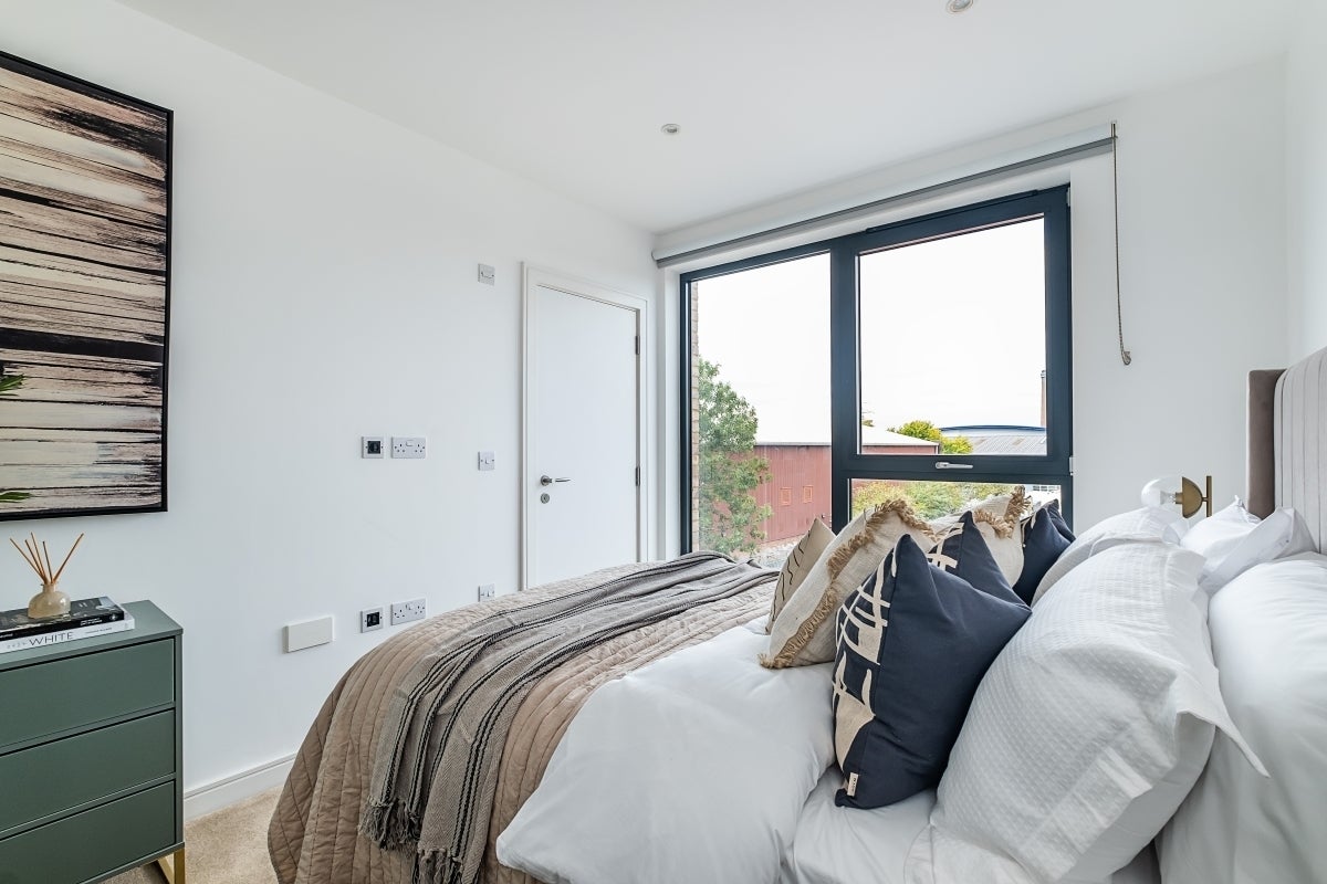Flat Grafton Road in Greater London