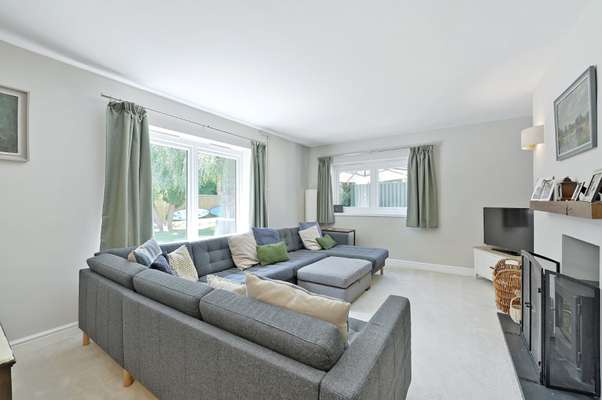 House Lower Cookham Road in Maidenhead