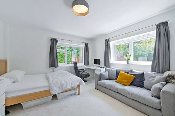 House Lower Cookham Road in Maidenhead