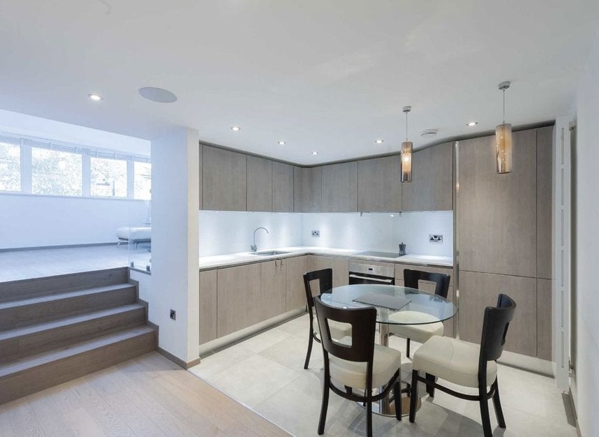 Flat Carnwath Road in Greater London
