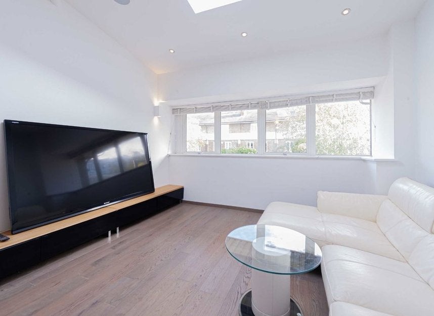 Flat Carnwath Road in Greater London