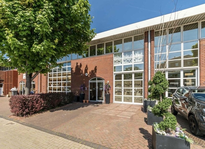Flat Carnwath Road in Greater London