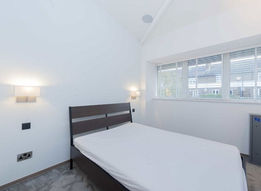 Flat Carnwath Road in Greater London