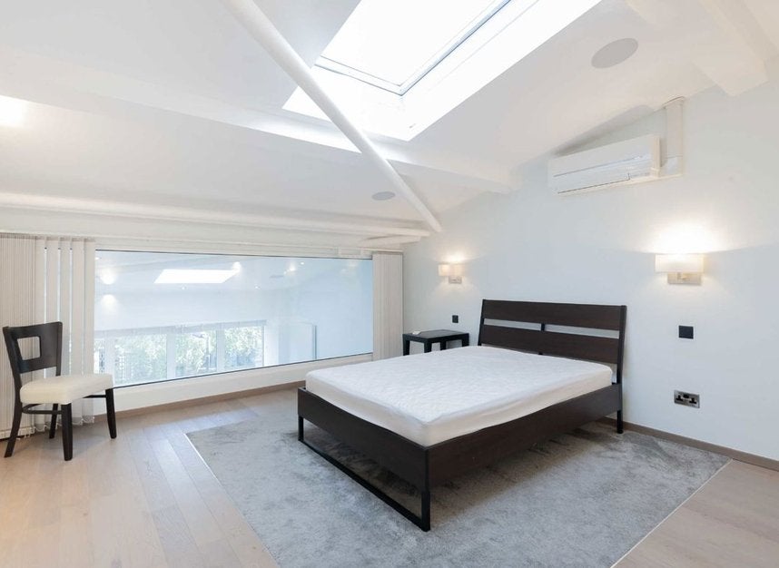 Flat Carnwath Road in Greater London