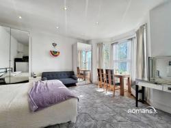 Room London Road in High Wycombe