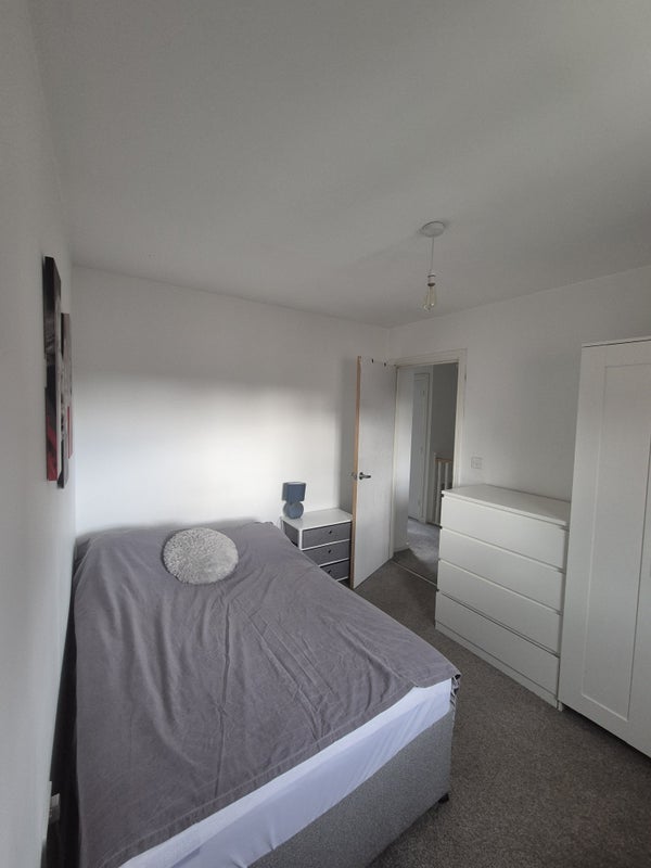 Room Holyoake Road in Salford