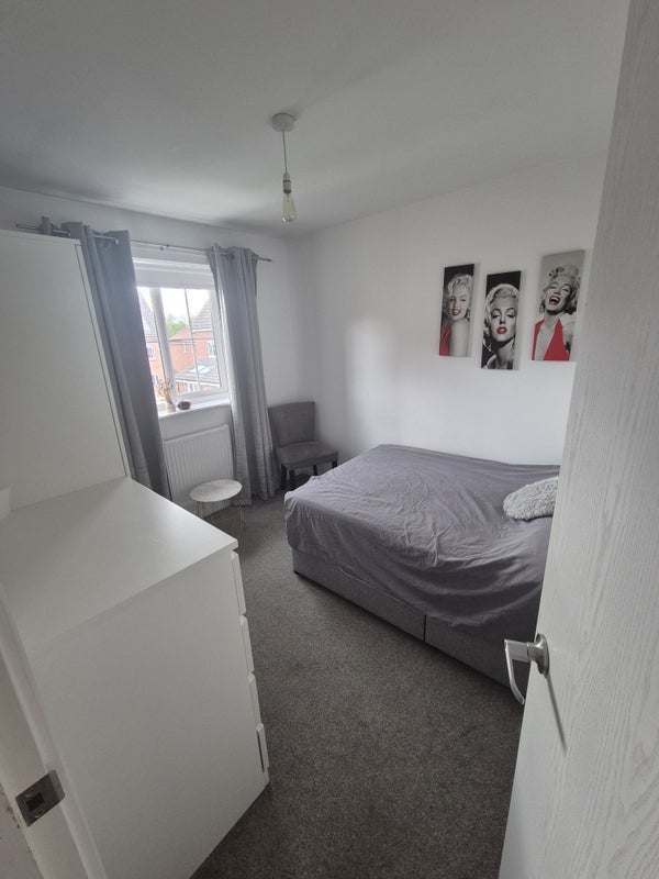 Room Holyoake Road in Salford