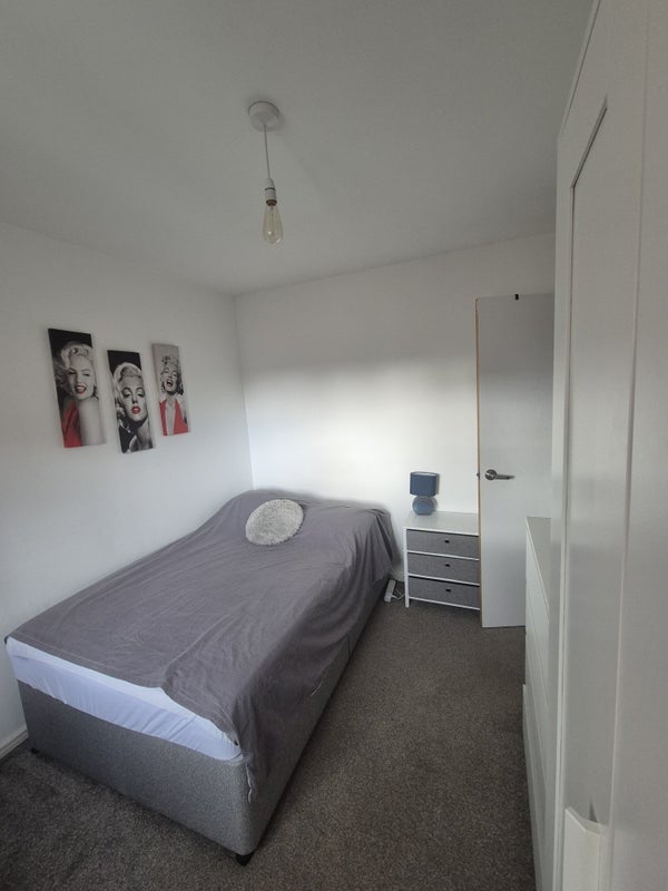 Room Holyoake Road in Salford