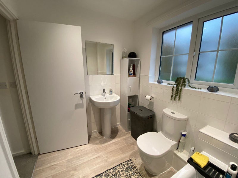 Room Holyoake Road in Salford